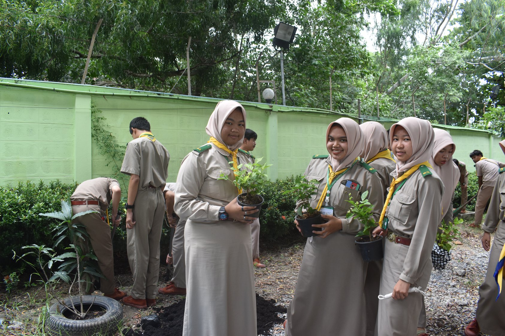 นักเรียนนักศึกษาลูกเสือวิสามัญ ร่วมกันปลูกดอกมะลิในบริเวณวิทยาลัย